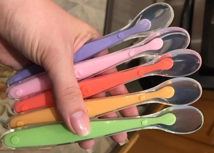 Dostosuj kolorową łyżkę do samodzielnego karmienia klasy spożywczej dla dziecka w pierwszym etapie